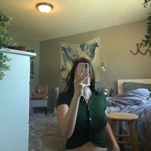 cropped dark green t shirt